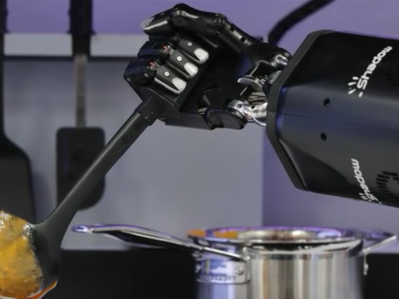 Robot-chef cooks up to 2000 meals