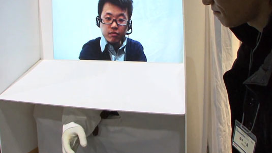 Via telepresence 'hand geven'