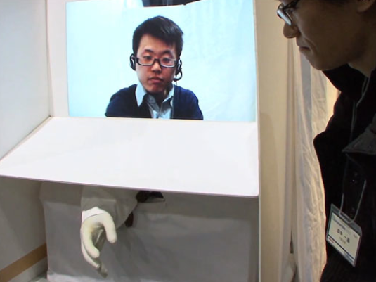 Via telepresence 'hand geven'